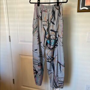 🩷 Gray Straight Leg Pants with Artistic Print and pockets. NWOT